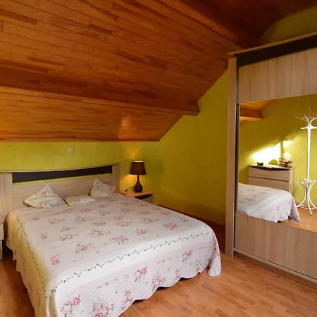 Charming Near Forests 아파트